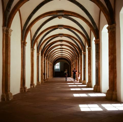 Kreuzgang in Kloster Corvey mit Lichteinfall von schräg oben, wie sich das gehört
