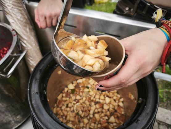 Do kubka podawany jest napój z dużą ilością owoców, będący w garze znajdującym się poniżej