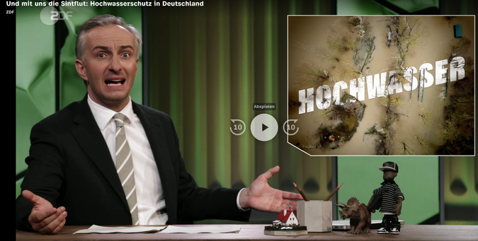 Ein Screenshot aus der Sendung ZDF Magazin Royale vom 02.05.2025. Jan Böhmermann referiert über Hochwasser und wie Politiker damit umgehen.