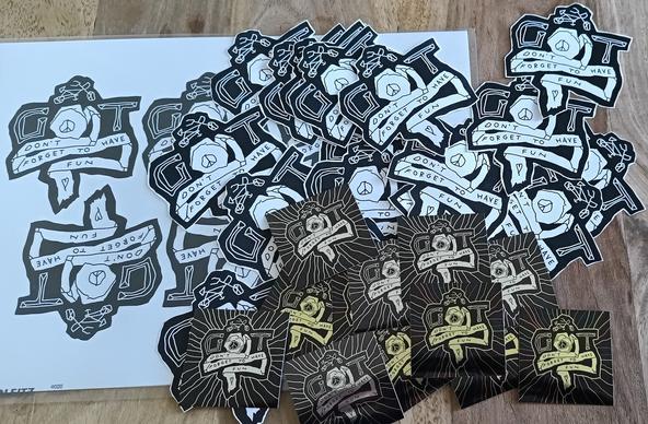 Foto von Material für das Game of Toiletpaper: Druckvorlage des Logos für die Spokecard, ausgeschnittene Logos und Sticker.