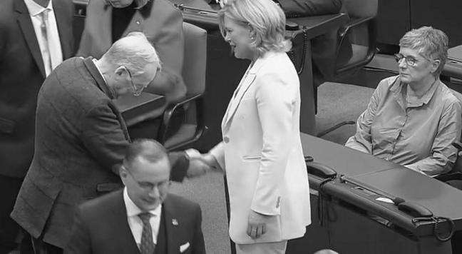 2. Aktuelles Bild:
Das zweite Bild zeigt den AfD-Politiker Alexander Gauland, wie er sich verbeugt und Barbel Bas, die Bundestagspräsidentin, begrüßt. Es ist ein Moment höflicher Geste - doch im symbolischen Schatten des ersten Bildes wird die Pose zur bitteren Reminiszenz.
Wieder tritt ein Vertreter einer rechtsnationalen Bewegung in eine demokratische Bühne ein, höflich, angepasst - doch mit einer ideologischen Agenda, die viele als Bedrohung für das demokratische Fundament sehen.
Reflexion:
Beide Bilder ähneln sich in Haltung, Körpersprache und Konstellation - doch ihre Bedeutung entsteht aus dem Kontext.
Was einst in die Diktatur führte, erscheint nun - so die Suggestion - in einer demokratischeren, zivileren Form, aber mit womöglich ähnlichen Spaltungs-und Polarisierungskräften im Hintergrund.
Marx' Zitat wirkt hier wie eine Warnung:
Wenn wir die Mechanismen der Machtübergabe, des Wegschauens oder der Verharmlosung nicht ernst nehmen, kann sich Gesc''te zwar nicht identisch, aber strukturell wiederhc.cn -🖖