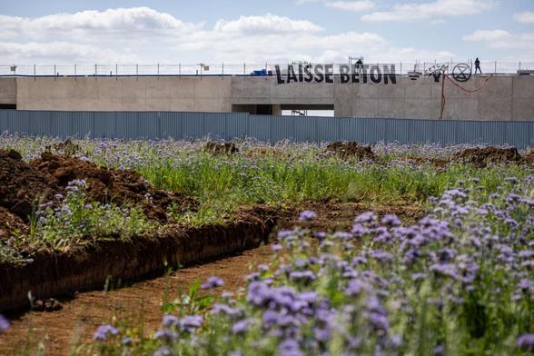 La banderole « Laisse béton » déployer sur le site du chantier.