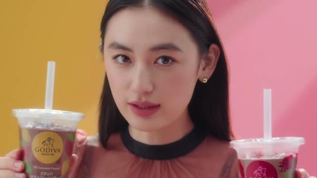 八木莉可子  ファミリーマート ゴディバWチョコレートフラッペ × ストロベリーチョコレートフラッペ 「ゴディバフラッペ」篇 TVCM