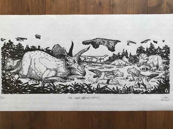 Estampe en linogravure en noir sur blanc.
Dans une plaine, une petite troupe de tricératops se repose. Deux jeunes jouent tandis qu'au lieu passent deux tyrannosaurus rex juvéniles, sous l’œil vigilant d'un grand tricératops couché dans l'herbe. Au loin, derrière un rideau de conifères, on distingue le sommet de montagnes ennuagées.