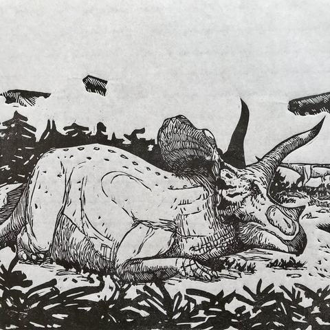 Détail : le gros tricératops. Sa collerette et ses cornes sont très développées. La collerette est marquée de noir, formant des motifs triangulaires. On distingue la musculature de l'épaule.