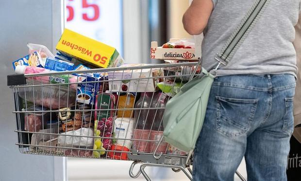 Una persona, junto a un carrito de la compra. (GETTY)