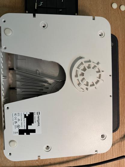 Bodenblech einer Netgate 8200. Lüftungsgitter weggeflext