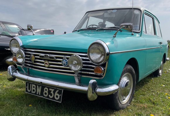 Saw this #AustinA40 the other day, it’s a Countryman model with flap down lift up tailgate. A very practical little motor - http://miniphernalia.co.uk