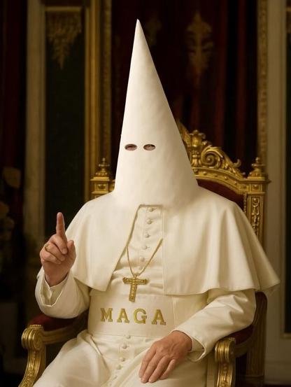 Das Bild zeigt eine Person in einer Kleidung, die stark an die Gewänder des Ku-Klux-Klan (KKK) erinnert – insbesondere durch die spitze, weiße Kapuze mit Augenschlitzen. Die Aufschrift „MAGA“ (für „Make America Great Again“) auf der Brust und das große Kreuz um den Hals verbinden dies mit politischer Symbolik aus den USA, die oft mit rechtsextremen und rassistischen Gruppierungen assoziiert wird. Der prunkvolle Stuhl und das Gewand erinnern zugleich an kirchliche oder päpstliche Inszenierung, was möglicherweise eine kritische Verbindung zwischen Religion, Macht und rassistischer Ideologie darstellen soll.

Kontext (rassismuskritisch):
Das Bild ist eine provokative, symbolische Darstellung, die rassistische Ideologien (Ku-Klux-Klan), religiöse Autorität und politische Slogans (MAGA) kombiniert. Es kann als Kommentar auf die Vereinnahmung von Religion und Politik durch rassistische oder extremistische Strömungen gelesen werden. Die Darstellung ist bewusst schockierend und kritisch – sie verurteilt solche Allianzen, indem sie sie grotesk überzeichnet.🖖