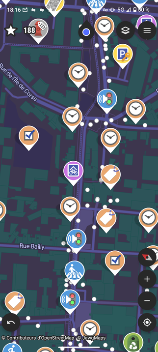 Capture d’écran de l’application StreetComplete montrant une carte avec de nombreuses icônes colorées. Chaque icône signale un point nécessitant des compléments d’information pour améliorer les données OpenStreetMap, comme des infos sur des routes, bâtiments ou équipements publics.