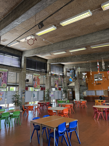 Ordu bitarteetan ikasleak egoteko mahai eta aulkiez osatutako txokoa.