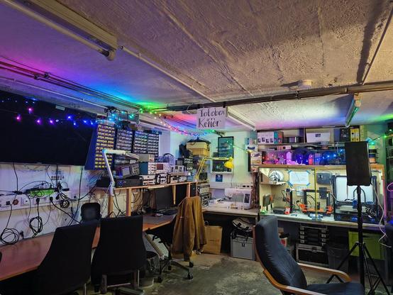 Keller der Binary Kitchen mit Regenbogen-Lichterkette und dem Hinweis auf eine Fotobox