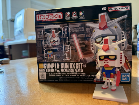 La foto mostra la scatola della costruzione Gunpla di Gundam classico con il risultato messo davanti alla scatola stessa