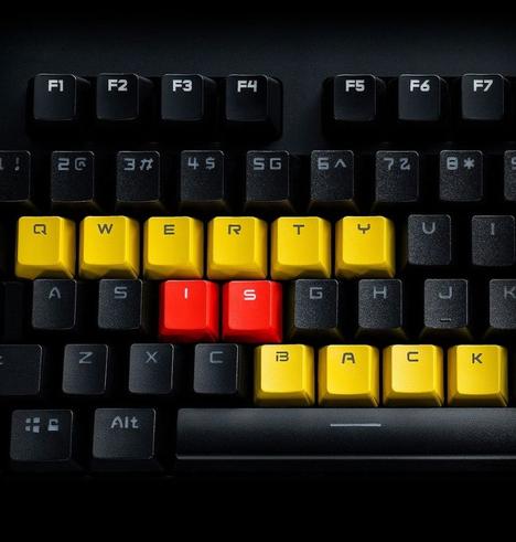 Klávesnice, na které je zvýrazněno "QWERTY is back"