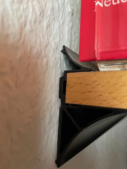 Noch eine Detailaufnahme der Metallschiene, dieses Mal ohne die schwarze Plastik-Abdeckung am Ende. So kann man den Einschub besser erkennen.