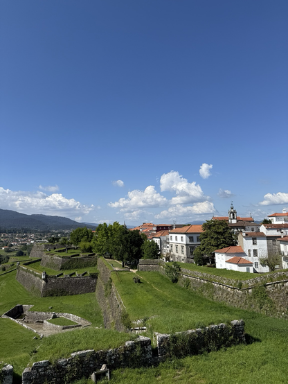 Valença do Minho: ezkerretara gotorlekua dago eta eskumetara etxe zuriak.
