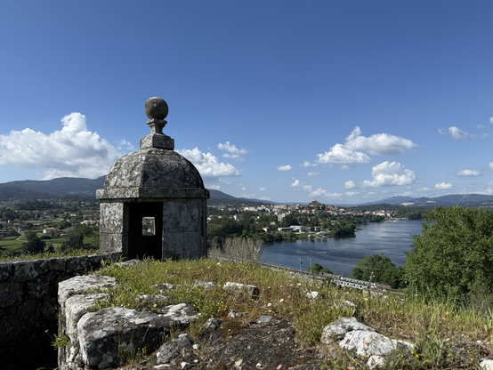 Gotorlekuko dorre bat, Miño ibaia eta Tuy hiria.