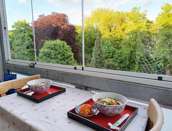 Der Eßtisch im Wintergarten ist gedeckt