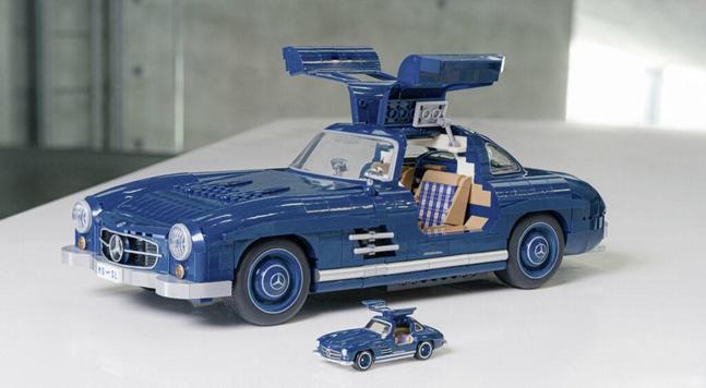 Mattel 1:12 (from the Brick Shop) and 1:64 models of the Mercedes-Benz 300SL in blue.