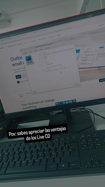 Una fotografía de una de las computadoras afectadas, corriendo un Live CD de Debian desde un pendrive.