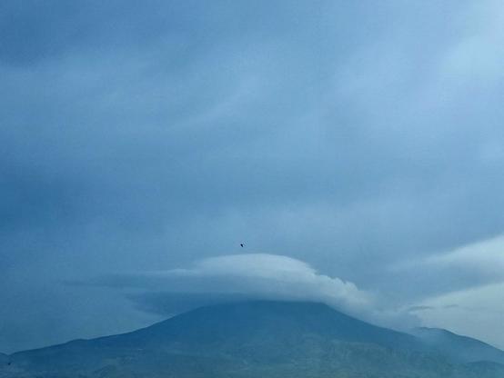 Dopo l'eruzione della notte scorsa, stamattina si sveglia con una "nube lenticolare" in cima, sotto un cielo che continua a promettere pioggia