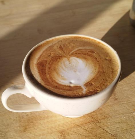 Flat White con una rosa en latte art.
