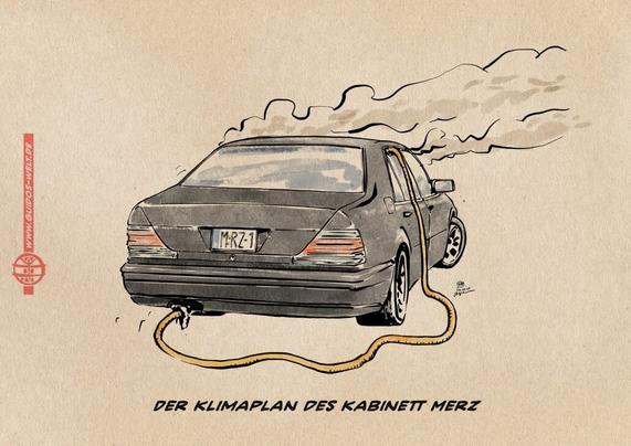 Illustration eines schwarzen 1990er Mercedes W140. Vom Auspuff get zum Fenster ein Gartenschlauch, Rauch quillt aus allen Fugen der Fahrerkabine. Textzeile: Der Klimaplan des Kabinett Merz