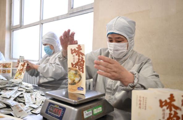 <p>中国内モンゴル自治区興安盟にある食品会社、内蒙古科沁万佳食品の生産ラインでは連日、忙しくも秩序正しい生産の光景が広がっている。豆の香り漂う工場内では、清潔な作業着を着た従業員たちが手順に従いみその半製品を整然と中温発酵室に運んでいく。</p>
<p>1993年、鹿野正春氏や柴田義孝氏ら日本人が農産物加工品の生産状況視察のためヒンガン盟を訪れ、詳細な調査と化学分析の結果、地元の大豆や米、水がみそ醸造に最適だと判断した。その後、みその生産と日本市場への輸出を主要業務とする中日合弁の内蒙古万佳食品（内蒙古科沁万佳食品の前身）が設立された。</p>
<p>内蒙古科沁万佳食品の于海竜董事長は「当初、みその年間生産量は300トンに満たず、発展は困難を極めた」とし、「97年の日本視察旅行で多くの気づきを得た。工場に入るとすぐ、日本企業の先進的な設備、高品質な製品に魅了され、自分たちの工場もこのようにできると感じた」と振り返った。</p>
<p>2000～01年にかけ、内蒙古万佳食品は有機JAS認証みそ、西京白みそ、麦みそを相次いで日本に輸出し、有機みそや革新的な少量生産みそ製品で市場の信頼を得た。</p>
<p>于氏は「有機、グリーン（環境配慮型）、無公害の原則を堅持しなければならない」と強調し、「興安盟の恵まれた自然環境は、当社にとって品質の礎であり、コアコンピタンス（企業の核となる能力）でもある」と語った。</p>
<blockquote class="wp-embedded-content"><p><a href="https://36kr.jp/248568/">中国・威海市の釣り具産業、日本の技術から自立し世界最大の産地に成長</a></p></blockquote>
<p></p>
<p>内蒙古科沁万佳食品は30年余りにわたって日本と友好的な協力関係を維持しており、日本のマルマン、安藤醸造、マルコ醸造、糀屋柴田春次商店などの醸造専門家が何度も中国を訪れ、同社に技術支援を提供してきた。中でも、マルマンの専門家、林隆仁氏（現代表取締役社長）は中国を100回以上訪れ、同社みそ工場の黄鉄竜主任など地元の醸造専門家を育成した。</p>
<p>現在、内蒙古科沁万佳食品の工場は第3世代へとアップグレードし、みその年間生産量は1万トンに増加、生産する製品の種類も日増しに多様化しており、みそやしょうゆなどの製品は世界52カ国・地域に輸出されている。【新華社フフホト】</p>
<p>※本記事は2025年3月10日初出の記事を再配信します。</p>