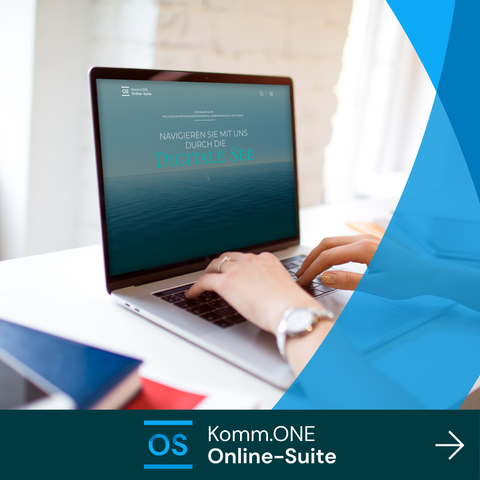 Hände tippen am Laptop in die Tastatur.