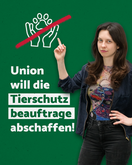 Zoe Mayer steht vor grünem Hintergrund und zeigt mit ernstem Blick auf ein durchgestrichenes Symbol aus schützenden Händen und einer Tierpfote. Daneben steht in großer weißer Schrift: „Union will die Tierschutzbeauftragte abschaffen!“.