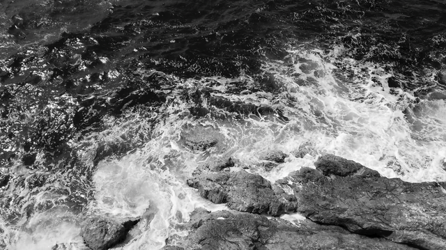 Images de l'instant présent : Image en noir et blanc de la mer et des vagues sur les rochers à Marseille