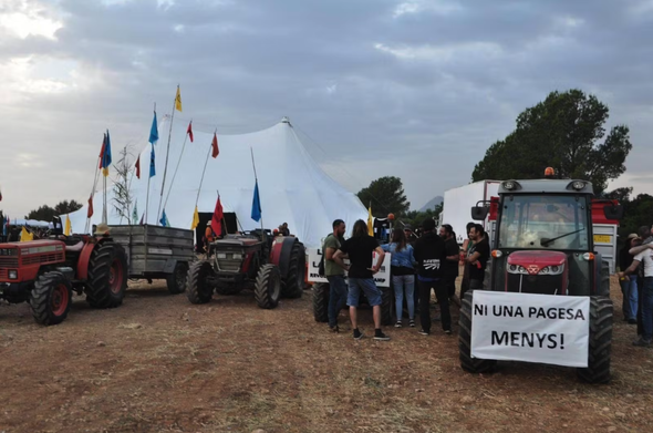 La manifestació de les revoltes de la terra, amb tractors, a punt de sortir del campament.