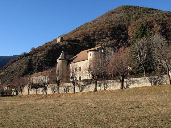 Château de Montmaur à #Montmaur (#HautesAlpes) Construction XIVe siècle, XVIe siècle, XVIIe siècle. Le château, y compris la terrasse au Sud et la cour intérieure au Nord (cad. F 591) : classement par arrêté du...
Suite 👉 https://monumentum.fr/monument-historique/pa00080591/montmaur-chateau-de-montmaur
#Patrimoine #MonumentHistorique
Photo CC-BY-SA 4.0 : Sylvain05