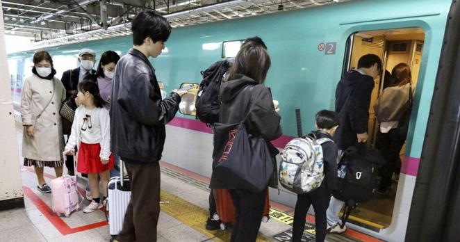 Rush of returning travelers peaks as Japan's Golden Week holiday ends