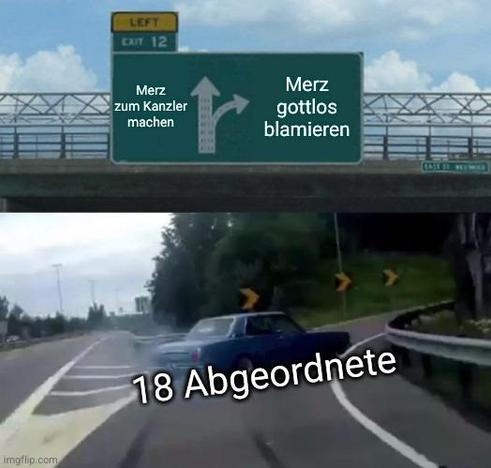 Ein Bild eines Autos, das scharf nach Rechts abbiegt um eine Ausfahrt zu erwischen. Auf dem Auto steht "18 Abgeordnete". Über der Straße hängt ein Schild, darauf steht bei Geradeaus "Merz zum Kanzler machen". Bei rechts abbiegen steht "Merz gottlos blamieren".