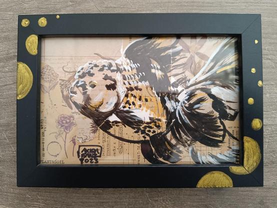 Dibujo a tinta negra con acrílico blanco y dorado sobre fondo con estampados vintage de un pez ornamental. El marco del dibujo es negro con círculos en dorado.