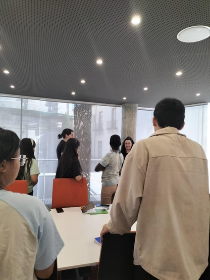 Se ven personas alrededor de una mesa participando en una de las actividades de proyecto