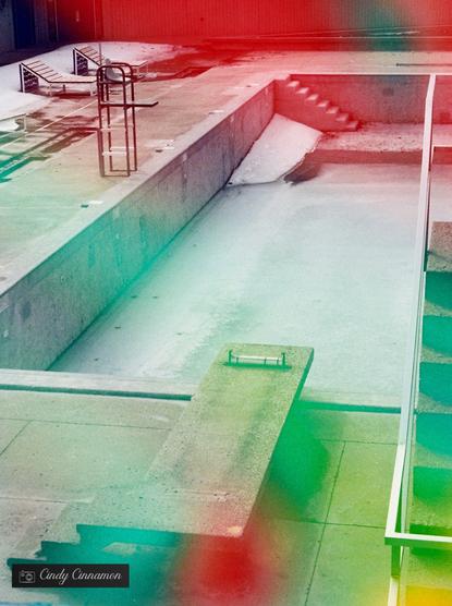 Piscine publique au printemps. Photographie par Cindy Cinnamon