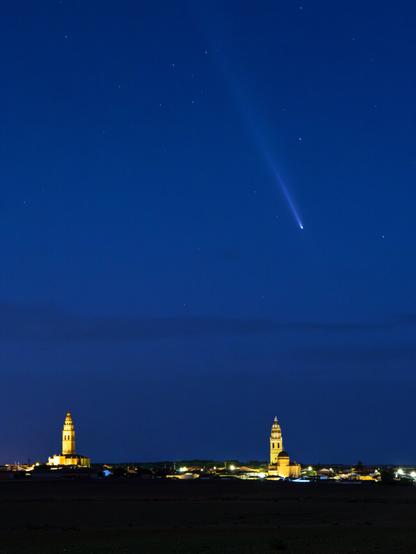 𝗣𝗶𝗰𝘁𝘂𝗿𝗲 𝗗𝗲𝘀𝗰𝗿𝗶𝗽𝘁𝗶𝗼𝗻 (𝗘𝗻𝗴): Night photograph of a rural landscape in a small town in central Spain. You can see a very low horizon with the town in the background, its two towers illuminated at night; a wide, almost clear sky with a few stars; and, above all, the comet Tsuchinshan with its long tail pointing upwards.

𝗗𝗲𝘀𝗰𝗿𝗶𝗽𝗰𝗶𝗼́𝗻 (𝗘𝘀𝗽): Fotografía nocturna de un paisaje rural, un pueblo de Castilla llamado Alaejos, en la provincia de Valladolid. Se ve un horizonte muy bajo con el pueblo al fondo en el que destacan sus dos torres iluminadas en la noche; un amplio cielo prácticamente despejado con algunas estrellas y, destacando sobre todo, el cometa Tsuchinshan con su larga cola apuntando hacia arriba.