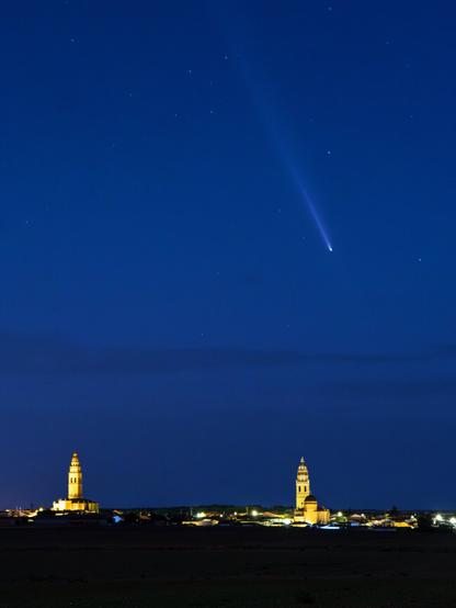 𝗣𝗶𝗰𝘁𝘂𝗿𝗲 𝗗𝗲𝘀𝗰𝗿𝗶𝗽𝘁𝗶𝗼𝗻 (𝗘𝗻𝗴): Night photograph of a rural landscape in a small town in central Spain. You can see a very low horizon with the town in the background, its two towers illuminated at night; a wide, almost clear sky with a few stars; and, above all, the comet Tsuchinshan with its long tail pointing upwards.

𝗗𝗲𝘀𝗰𝗿𝗶𝗽𝗰𝗶𝗼́𝗻 (𝗘𝘀𝗽): Fotografía nocturna de un paisaje rural, un pueblo de Castilla llamado Alaejos, en la provincia de Valladolid. Se ve un horizonte muy bajo con el pueblo al fondo en el que destacan sus dos torres iluminadas en la noche; un amplio cielo prácticamente despejado con algunas estrellas y, destacando sobre todo, el cometa Tsuchinshan con su larga cola apuntando hacia arriba.