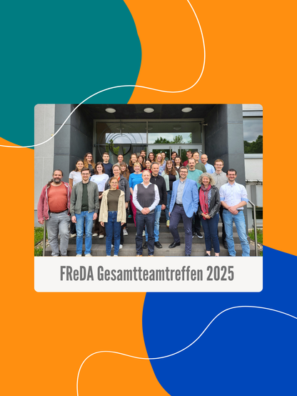 Das Bild zeigt ein Foto des FReDA-Teams vor den Treppen des BiB. Unter dem Foto steht: FReDA Gesamtteamtreffen 2025.