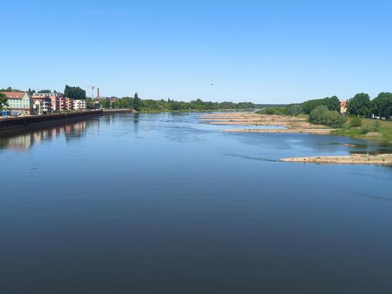 Blick auf die Oder gen Norden.
deutlich zu sehen die Bunen und schon teils freigesetzte Flächen due nicht mehr von Wasser bedeckt sind