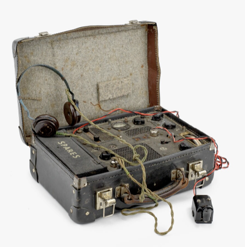 Photo of a Special Operations Executive suitcase radio.