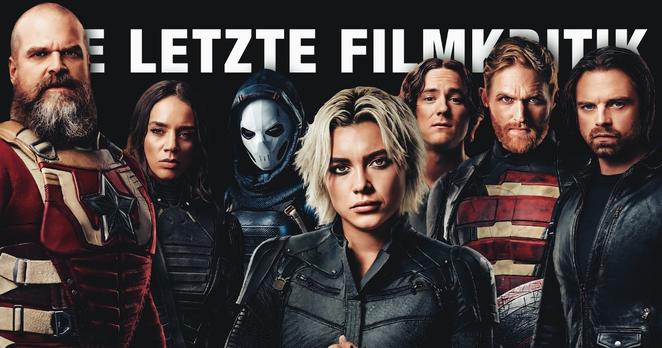 Die Thunderbolts von Marvel posieren auf einem Banner zum gleichnamigen Kinofilm. Im Hintergrund ist der Schriftzug "Die Letzte Filmkritik" erkennbar. Coverbild des Podcasts mit Daniel Pook über die Comic-Verfilmung.