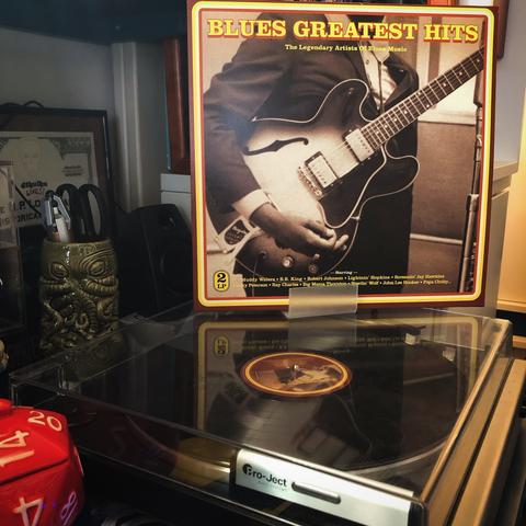 Photo d’une platine vinyle où tourne le disque Blues Greatest Hits.