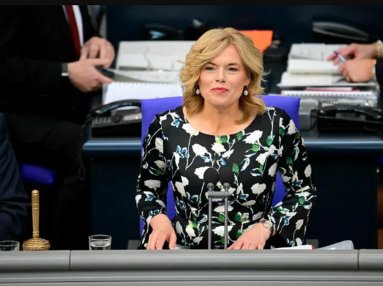 Klöckner, frisch vom Friseursalon mit Blümchenkleid im Bundestag