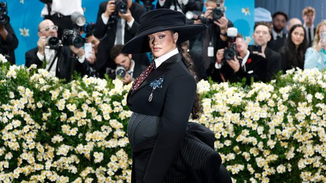 Rihanna schwanger bei der Met Gala 2025 (Foto: picture-alliance / Reportdienste, JOHN ANGELILLO)