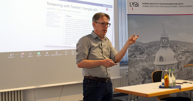 Jürgen Pfeffer bei seinem Vortrag am LIfBi.