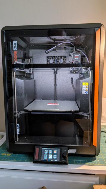 Zapnutá tiskárna Prusa Core One