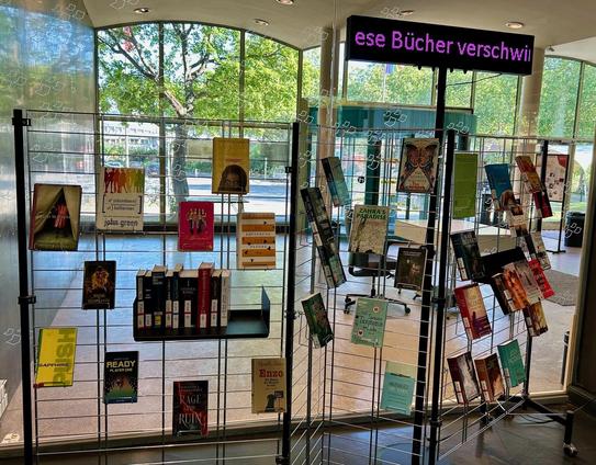 Foto einer Medienpräsentation auf einem Regal mit verschiedenen Büchern, die in den USA zensiert werden